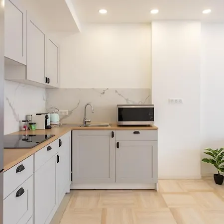 Apartman L38 Staywizus - Fleur 7min Walk To Beach, Free Parking Balcony & Ac *